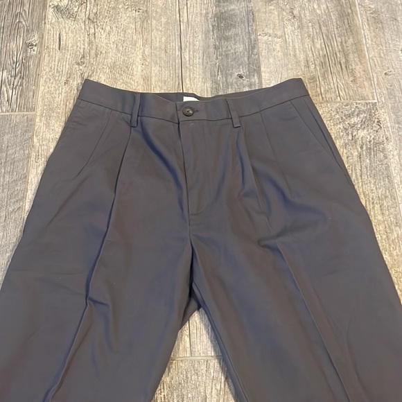 Amazon Essentials Men's Classic-fit Wrinkle-Resistant Pleated Chino Pant New - Picture 5 of 10